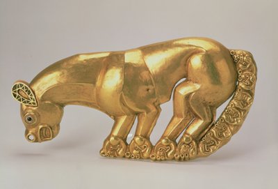 Schildemblem in Form eines Panthers, 700-650 v. Chr. (Gold, Bernstein und farbiges Email) von Scythian